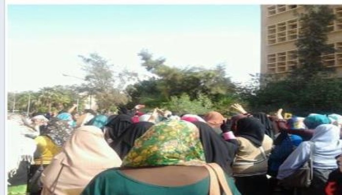 مسيرات بجامعة قناة السويس لإسقاط حكم العسكر وتنديدا بمحاكمة الرئيس مرسى