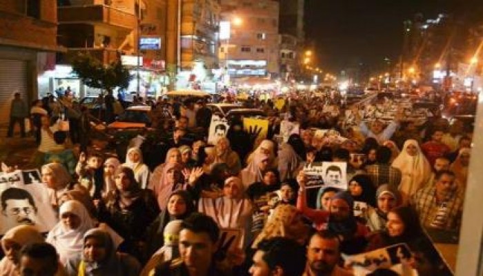 مدينة الثغر تواصل تظاهراتها قبل المحاكمة الهزلية للرئيس - صور