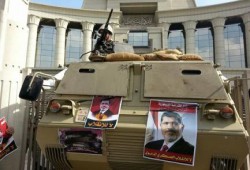 صور الرئيس على مدرعات الجيش أمام الدستورية