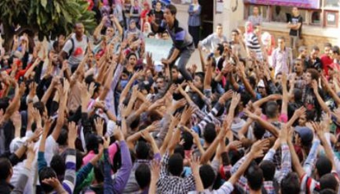 انتفاضة في جامعات مصر رفضا للمسرحية والدفوف تهز مباني الكليات