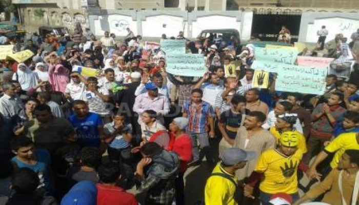 مسيرة طلابية رافضة لمحاكمة الرئيس الشرعي للبلاد في سوهاج