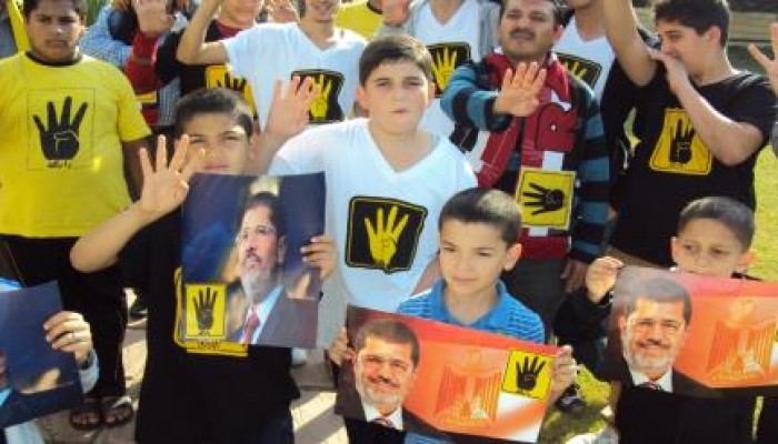 بالصور .. المصريون في ألبانيا يتضامنون مع الرئيس مرسي