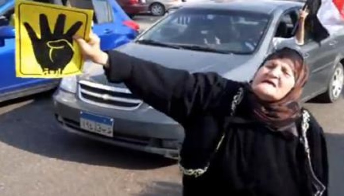 مقطع مؤثر لعجوز تؤيد الرئيس مرسي (فيديو)