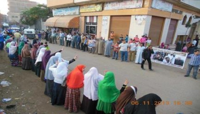 سلسلة بشرية بمدينة تلا بالمنوفية تنديداً بالانقلاب العسكري (صور)