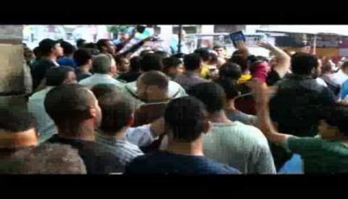 بالفيديو .. أهالي بورسعيد يطردون المحافظ من المسجد ويحتجون ضده