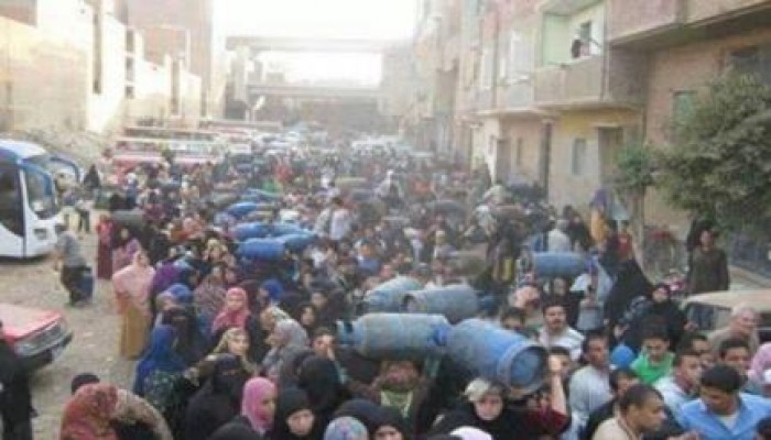 "الأزمة تشتعل" .. أهالي يسيطرون  على سيارة أنابيب بالسلاح !