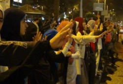 سلسلة بشرية بالمعادي رفضا للانقلاب العسكري وتحية لصمود الرئيس (صور)