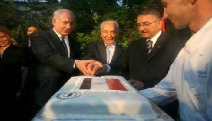 السفير المصري يقطع "كعكة مصر" مع "نتن ياهو" .. (صورة)