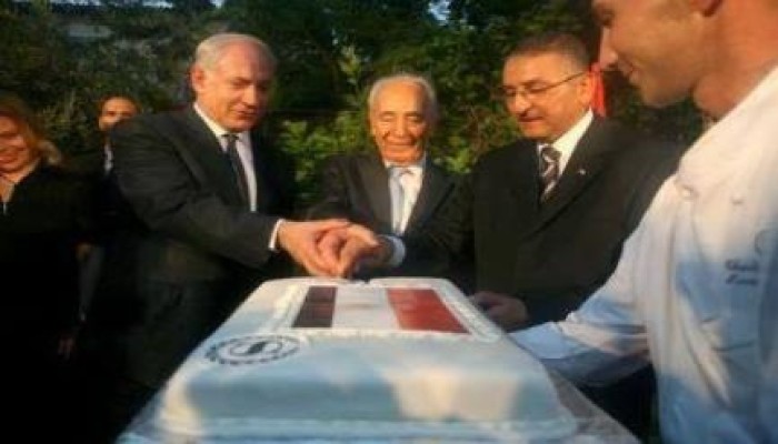 السفير المصري يقطع "كعكة مصر" مع "نتن ياهو" .. (صورة)