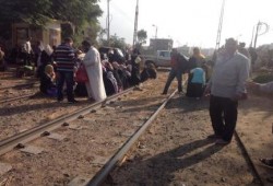 فضيحة عمال وبريات سمنود يقطعون السكة الحديد بعد فشل حكومة الانقلاب في توفير مرتباتهم