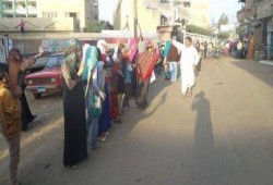 سلسلة بشرية في قرية أويش الحجر من أجل نساء مصر