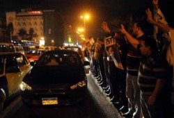 سلسلة بشرية رفضا للانقلاب العسكري بالاسكندرية (صور)