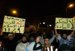 وقفة ليلية لأحرار بورسعيد " تأييدا للشرعية ورفضا للإنقلاب " (صور وفيديو)