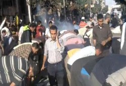 بالفيديو : خطير جدا  أوضح تصوير للحظة اعتداء الأمن على المصلين وهم راكعون بالرصاص والغاز