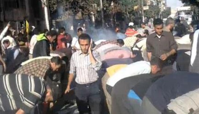 بالفيديو : خطير جدا  أوضح تصوير للحظة اعتداء الأمن على المصلين وهم راكعون بالرصاص والغاز