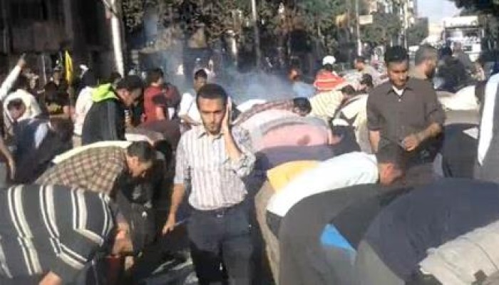 بالفيديو : خطير جدا  أوضح تصوير للحظة اعتداء الأمن على المصلين وهم راكعون بالرصاص والغاز