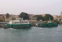 سيدة سيناوية تأخذ سلاح أحد الجنود وتضعه في صدره عند محاولته نزع نقابها
