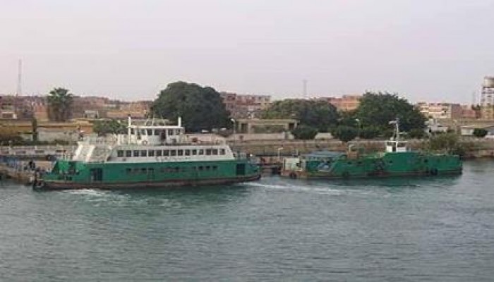 سيدة سيناوية تأخذ سلاح أحد الجنود وتضعه في صدره عند محاولته نزع نقابها