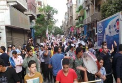 أهالي مدينة بني سويف يستقبلون مسيرة طلاب الثانوي بالحلوى والورود