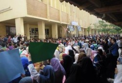 بالصور .. شباب الجامعة بالاسكندرية يواصلون الانتفاض ضد اعتقال الطلاب والفتيات