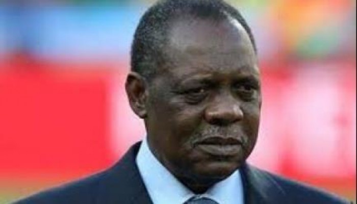 بالفيديو.."حياتو" يرفض الوقوف بجوار أبو زيد لتتويج الأهلي لعدم اعترافه بالانقلاب