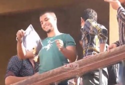 طلاب جامعة حلوان يحرقون صور السيسي ومحمد إبراهيم وعدلي منصور (فيديو)