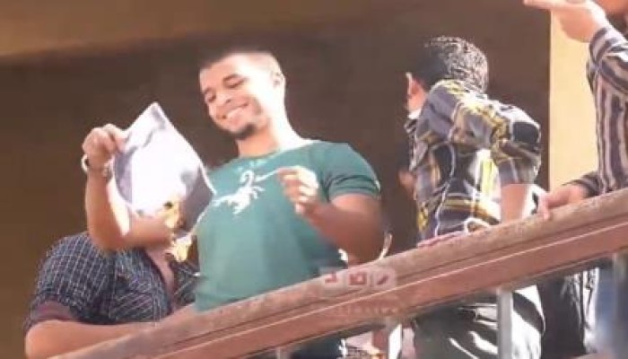 طلاب جامعة حلوان يحرقون صور السيسي ومحمد إبراهيم وعدلي منصور (فيديو)