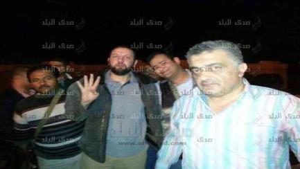 د. باسم عودة يرفع شعار رابعة أثناء القبض عليه من قوات الانقلاب