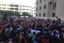 " رئيس الجامعة كلب الجامعة " هتاف طلاب جامعة المنصورة أمام مكتب رئيس الجامعة