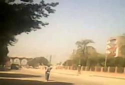 مدرعه تدهس قدم طالب أمام جامعة الأزهر بأسيوط .. فيديو