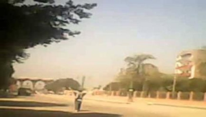 مدرعه تدهس قدم طالب أمام جامعة الأزهر بأسيوط .. فيديو