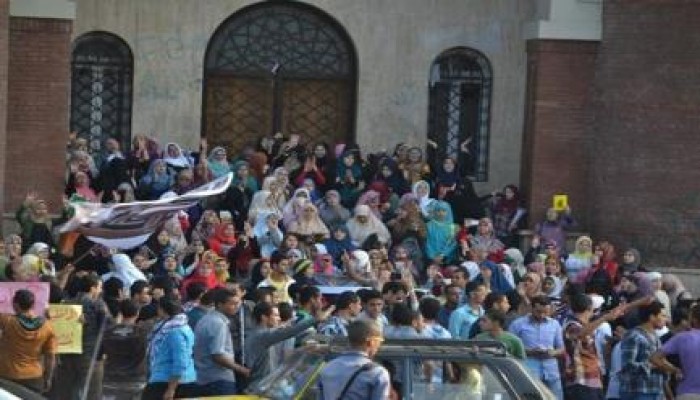 بالصور ..عمال شركتي "فاركو" و "فاركو بي" ينظمون وقفة حاشدة ضد وزير القوى العاملة الانقلابي