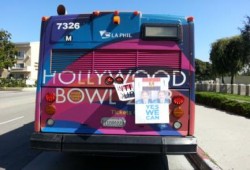 خارج مصر صور فخامة الرئيس مرسي معلقة على الباص وصور الخائن السيسي في صناديق القمامة