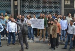 وقفة لعمال "فاركو" و"فاركوبي" لليوم الثاني أمام مكتب المحافظ بعد فشل المفاوضات