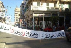 تجار الملابس ببورسعيد يغلقون شوارع بالمدينة