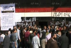 عمال شركة "كريستال عصفور" يواصلوا اعتصامهم بسبب عدم صرف الراتب