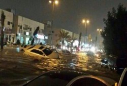 سيول غزيرة تجتاح العاصمة السعودية وتسبب انقطاع الكهرباء وتوقعات بسقوط ضحايا