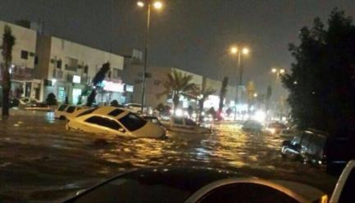 سيول غزيرة تجتاح العاصمة السعودية وتسبب انقطاع الكهرباء وتوقعات بسقوط ضحايا