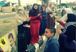 بالصور سلاسل بشرية لنساء برج العرب للتنديد بتجديد حبس حرائر الإسكندرية