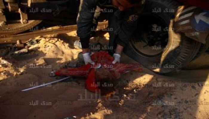 بالفيديو قطار الموت بدهشور يفرم طفلا تحت عجلاته ورجال الاسعاف يفشلون في انقاذه