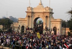 الآلاف يحتشدون أمام قصر القبة للمطالبة بتطهير الداخلية في “مطلب واحد”