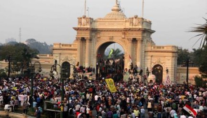 الآلاف يحتشدون أمام قصر القبة للمطالبة بتطهير الداخلية في “مطلب واحد”