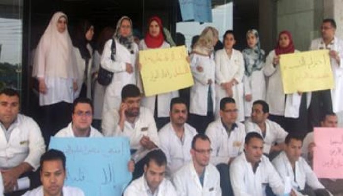 نار تستعر تحت الرماد .. 800 ألف عامل بالصحة يهددون بالامتناع عن العمل