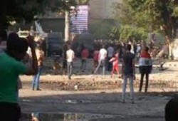 مناوشات بين المتظاهرين وقوات الأمن فى محيط المتحف المصري