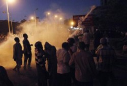 قوات الشرطة تقتحم ميدان التحرير وتطلق قنابل الغاز على المتظاهرين