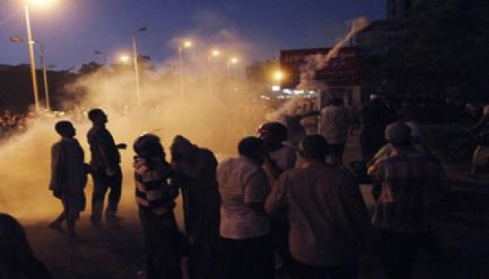 قوات الشرطة تقتحم ميدان التحرير وتطلق قنابل الغاز على المتظاهرين