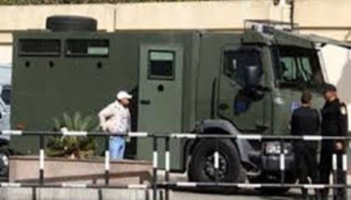 قوات أمن الانقلاب تمنع أسرة الشاطر و أهالي المعتقلين من حضور الجلسة