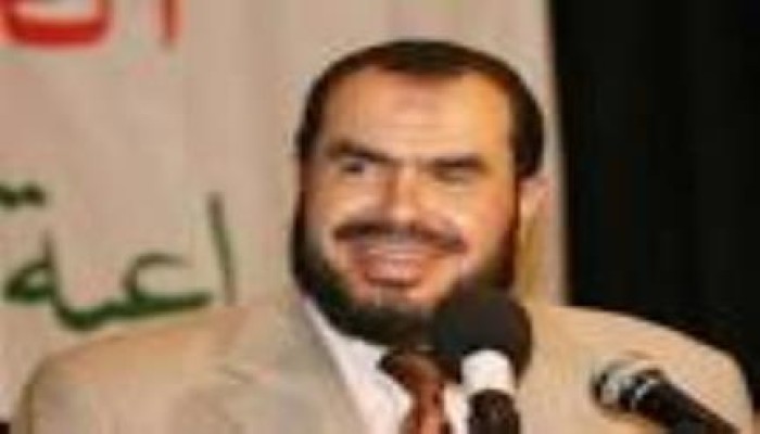صلاح سلطان يقود الهتافات بسقوط العسكر بحضور الحسيني والشاطر وأبو بركة داخل قاعة المحكمة