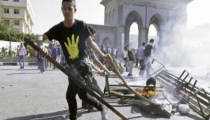 قوات الانقلاب تطلق القنابل المسيلة للدموع لتفريق الطلاب المحتشدين أمام مشيخة الأزهر