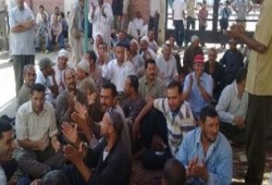 وقفة احتجاجية لموظفى الشركة المصرية لنقل الكهرباء بطلخا للمطالبة بالمساواة